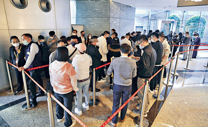NOVO LAND示范單位昨日再現(xiàn)排隊(duì)人潮,大批市民到場(chǎng)參觀。