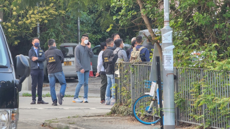大批探員于大埔龍尾村調(diào)查。 黃文威攝