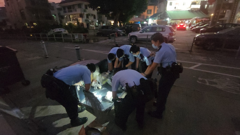 藍帽子警員在場汀角路進行地氈式搜索。 （黃文威攝）