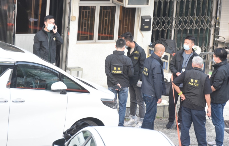 西九龍重案組探員進入單位搜索發(fā)現大量人體殘肢，當中頭顱被放入雪柜。 （黃文威攝）