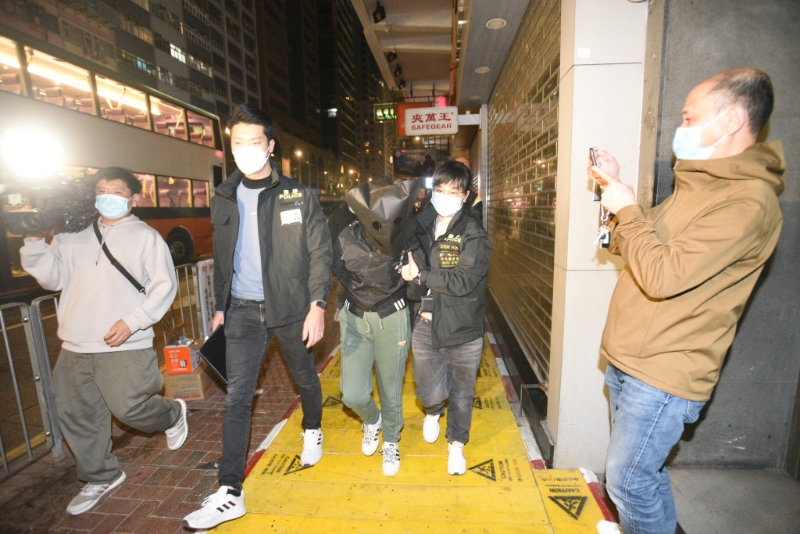 警方將容容押返至其銅鑼灣寓所搜證。