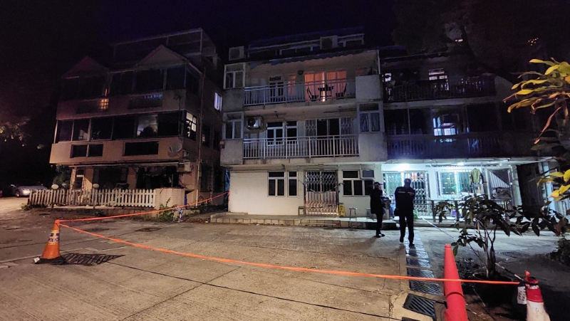 涉事龍尾村兇案單位自凌晨過后仍有警員把守。 （黃文威攝）