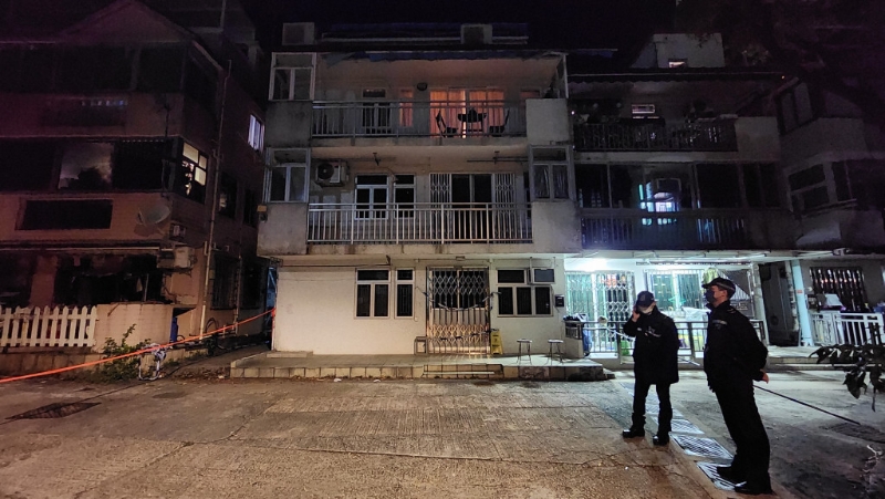 涉事龍尾村兇案單位自凌晨過后仍有警員把守。 （黃文威攝）