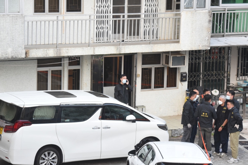 涉案中港牌白色七人車案發(fā)后一直停在單位外，其后被警方拖走化驗(yàn)。 （資料圖片）