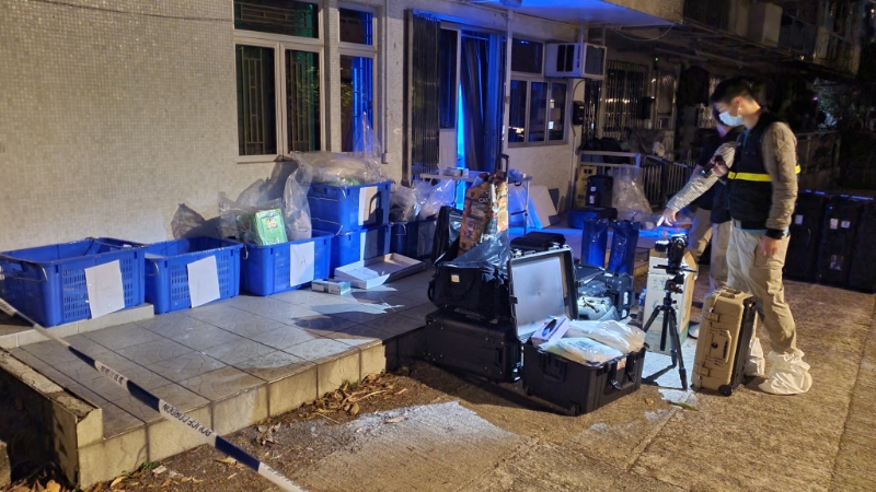 西九龍重案組探員在單位撿出大量證物，其中有一個(gè)大細(xì)湯煲中發(fā)現(xiàn)大量人骨組織。 （資料圖片）