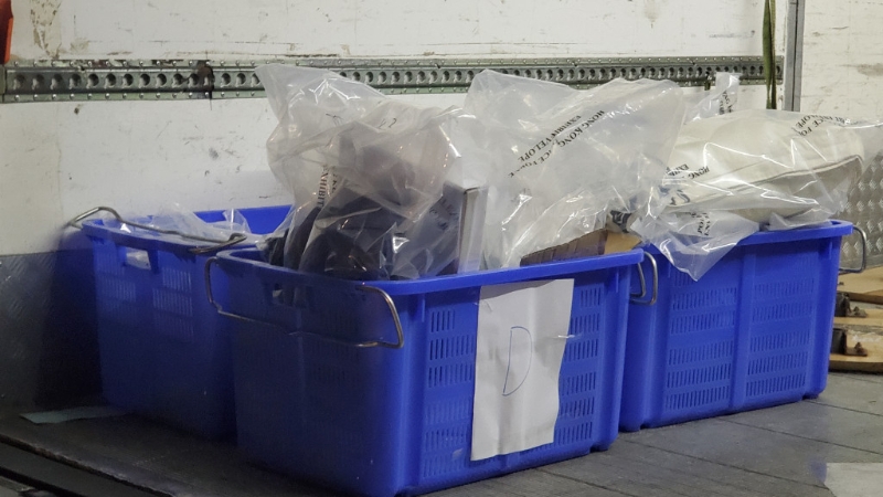 警方當日現(xiàn)場檢獲證物亦包括右邊膠籃上的米色窗簾。 資料圖片