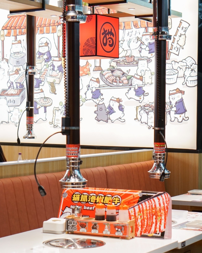 貓抓烤肉的新加坡店內(nèi)裝潢隨處可見(jiàn)貓咪元素。
