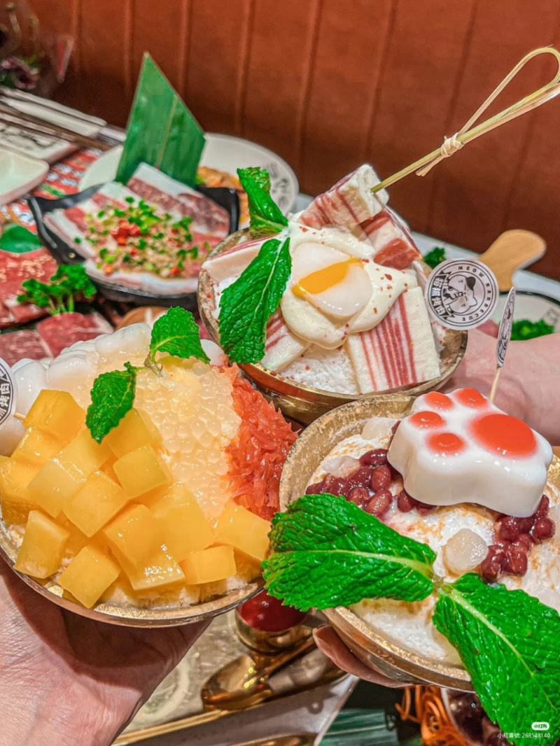 上/貓抓牛雪花; 右/貓抓寶藏冰湯圓，在牛奶刨冰上配搭紅豆、冰湯圓及招牌可愛(ài)貓抓。 （圖片源自酸奶秋刀魚(yú)@小紅書(shū)）