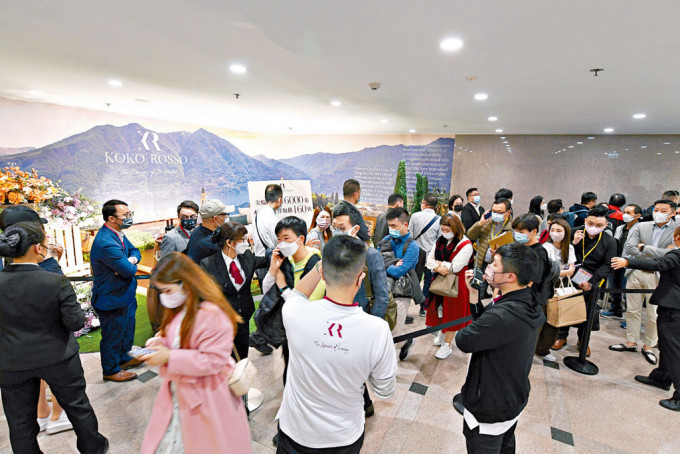 KOKO ROSSO昨日次輪銷售共160伙，昨日續(xù)現(xiàn)大排長龍情況，場面墟冚。