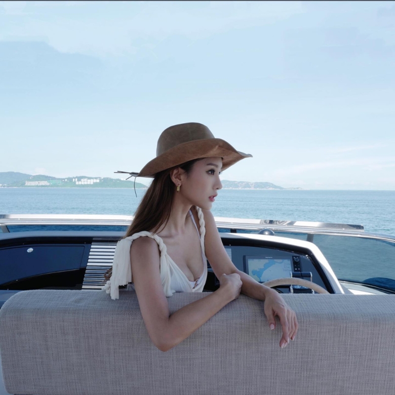 陳靜曾被質(zhì)疑隆胸，她當(dāng)時到醫(yī)務(wù)所檢查以證清白。