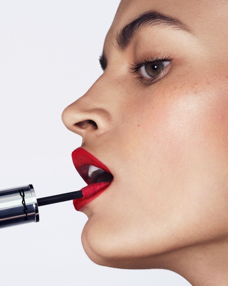 MAC鎖色彈唇釉含有高效滋潤(rùn)成分，涂上后更顯豐潤(rùn)亮澤。