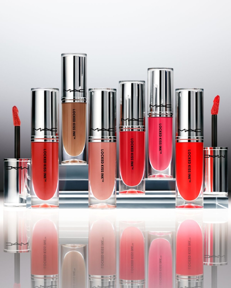 MAC鎖色彈唇釉/各$265，蘊(yùn)含百香果、椰子油和乳木果油等養(yǎng)唇精萃，共有32色，主打Mull It Over & Over白桃烏龍色及Most Curious輕熗木瑰色等。