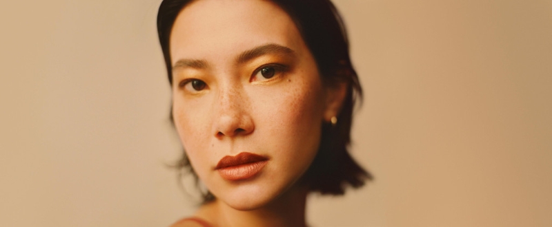 RMK全新春季Impression in Amber琥珀系列，打造綻放太陽金光的妝容。