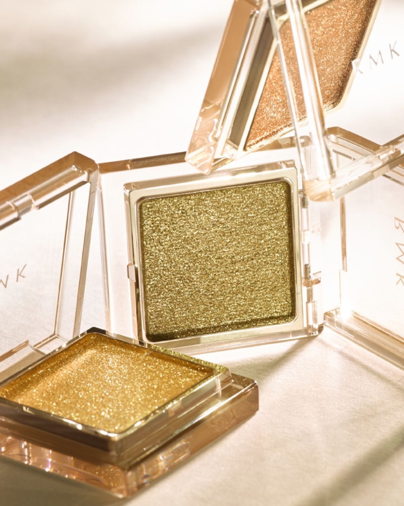 RMK無限美單色眼影備有限量3色/各$180，以琥珀色為基調(diào)，隱藏黑色珠光，涂上后帶來閃爍質(zhì)感。