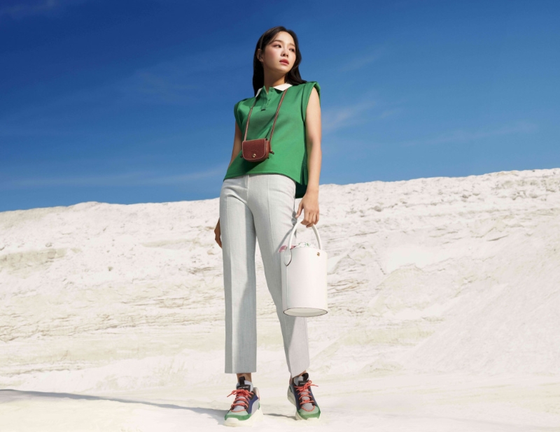 憑韓劇《社內(nèi)相親》爆紅的女星金世正，剛成為Longchamp品牌大使，在新廣告中演繹Epure啡色皮革迷你斜揹袋/$1，600及白色皮革水桶袋/$2，900等新作。 （Longchamp）
