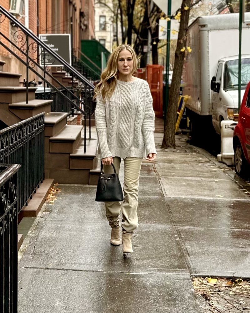 Sarah Jessica Parker手挽跟Strathberry合推的City Osette黑色手袋/$3，500/Strathberry，備有2款尺寸選擇。