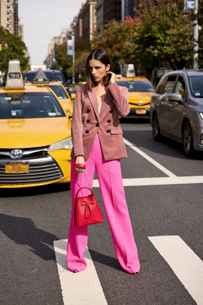 跟Sarah Jessica Parker同款的紅色Strathberry x SJP系列City Osette手袋/$3，500/Strathberry。