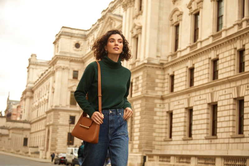 Strathberry春夏系列全新的可調(diào)節(jié)肩帶長度的啡色Multrees Midi Hobo手袋/$6，000/Strathberry。