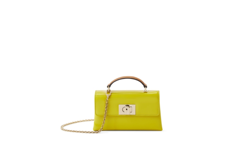 Furla 1927迷你Vacchetta皮革斜揹袋/$2，860/Furla。
