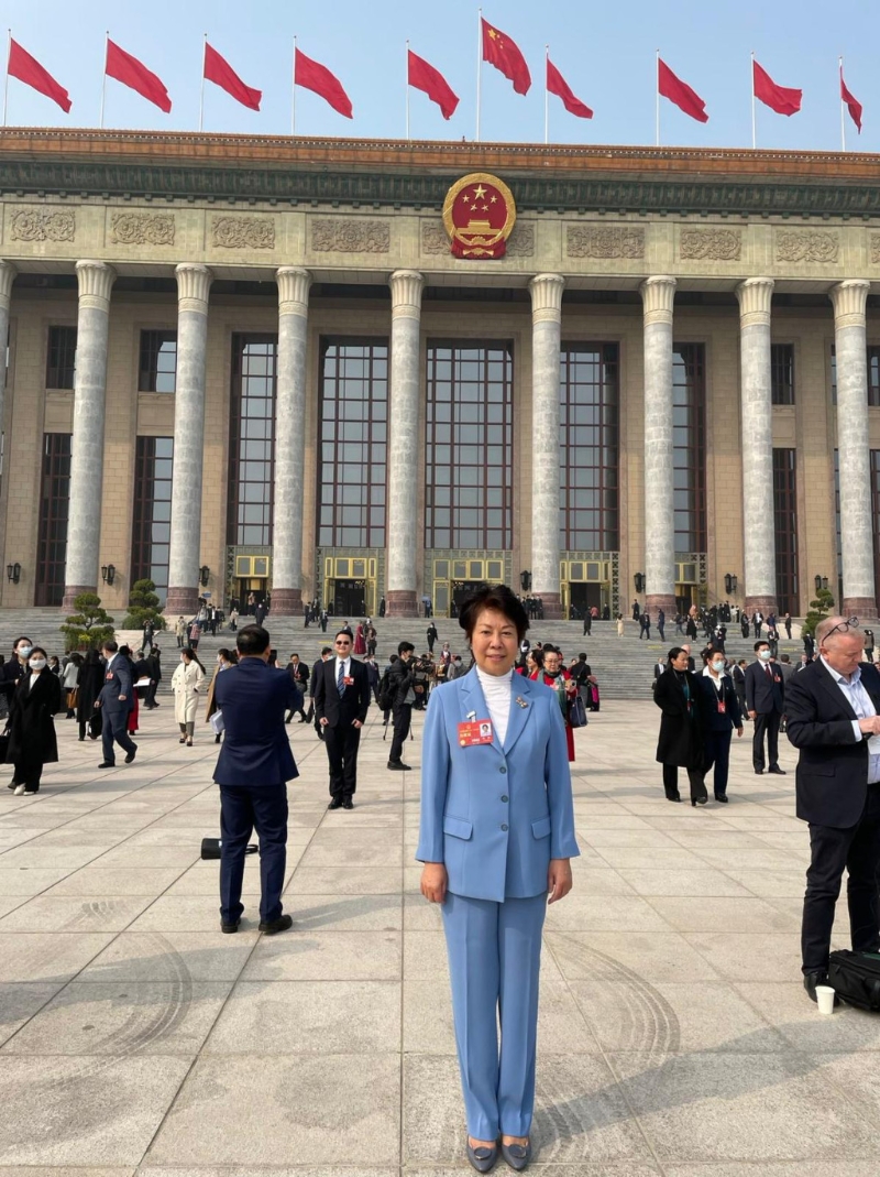 另一位港區(qū)人大徐莉?qū)蟾娓械綒g欣和鼓舞。徐莉提供