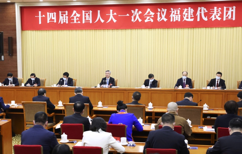 李希5日下午來到他所在的福建代表團(tuán)，同代表們一起審議政府工作報(bào)告。 新華社