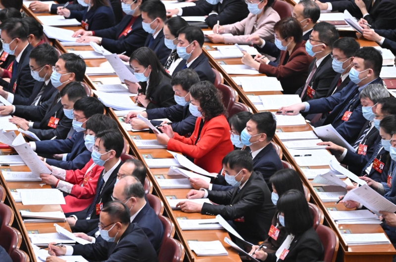 政府工作報告起草組將集納起來的審議意見和建議進(jìn)行認(rèn)真整理、吸收，并對報告再度進(jìn)行推敲和修改，報總理審定。