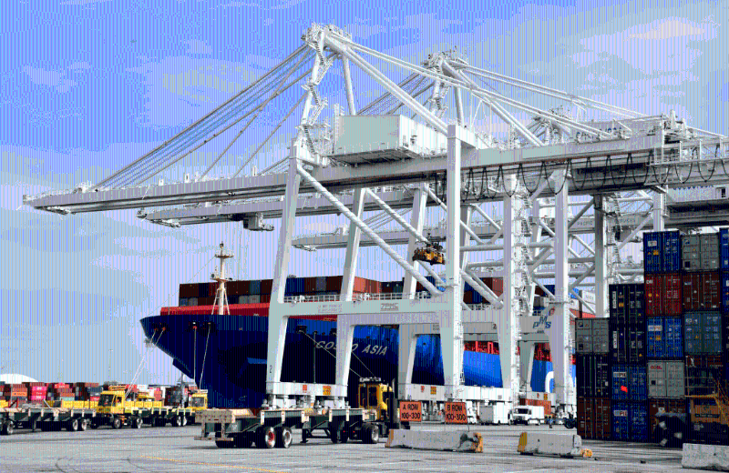 去年我國經(jīng)濟增長3%，美國增長2.1%。