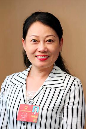 北京金誠(chéng)同達(dá)律師事務(wù)所高級(jí)合伙人方燕提出，應(yīng)規(guī)范未成年人網(wǎng)絡(luò)直播現(xiàn)象。