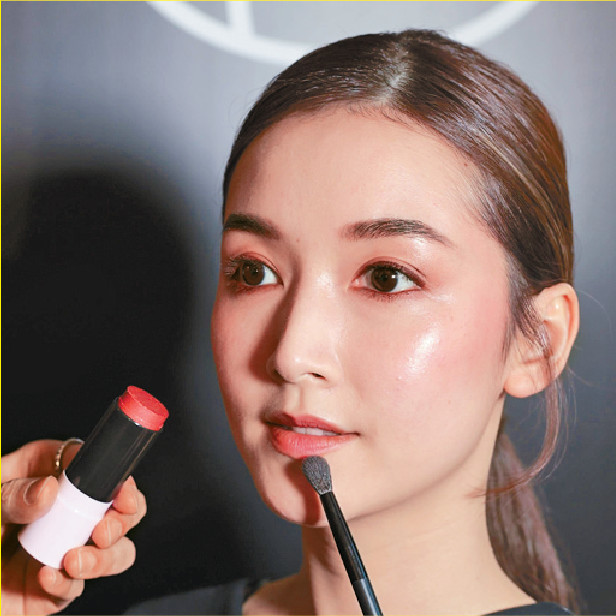 多功能彩妝膏採用了膏狀配方，可以作為唇膏，色彩鮮明，不容易脫色。