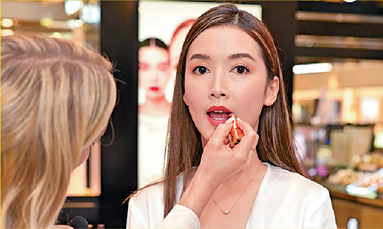 選用Unlocked緞光柔滑唇膏，唇膏輕輕上色後，用圓頭小型化妝掃在唇線周圍輕掃，勾勒出較柔和唇線，令唇妝看來立體自然。 