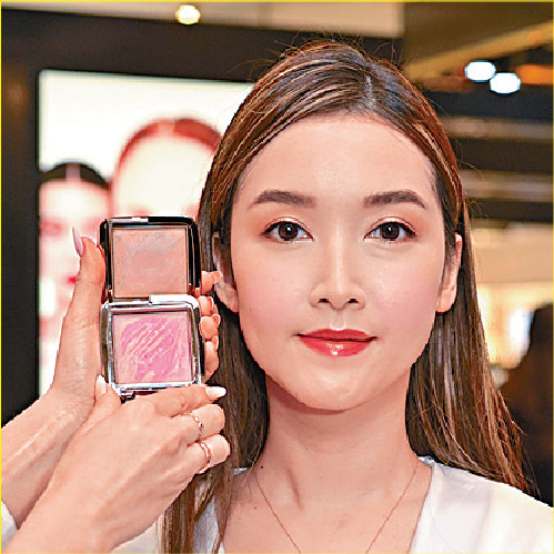 在臉頰上掃上Ambient柔光亮顏胭脂，有效提亮膚色。