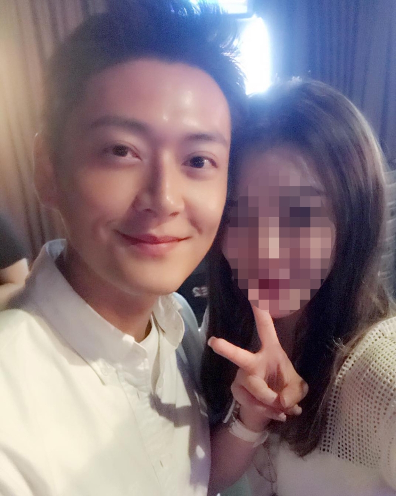 同張振朗合照貼曬頭。