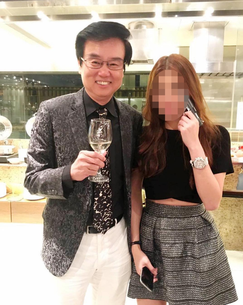 觀察其IG可見她與許多明星關(guān)系要好，不時(shí)一同聚會(huì)，更會(huì)出席一些與娛樂圈相關(guān)的活動(dòng)。