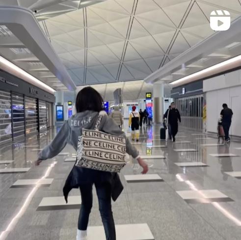 潘女2月17日曾分享在香港機(jī)場(chǎng)離境區(qū)域拍攝的照片。