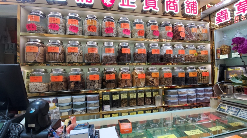 涉事藥坊事發(fā)后仍有繼續(xù)營業(yè)。