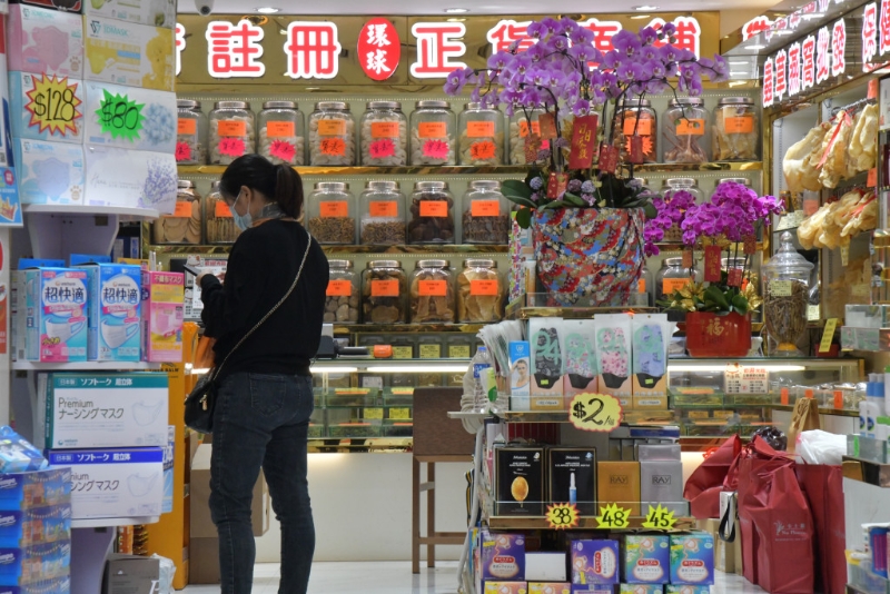 《星島申訴王》到涉事藥坊查問時，店員聲稱負責職員放假。