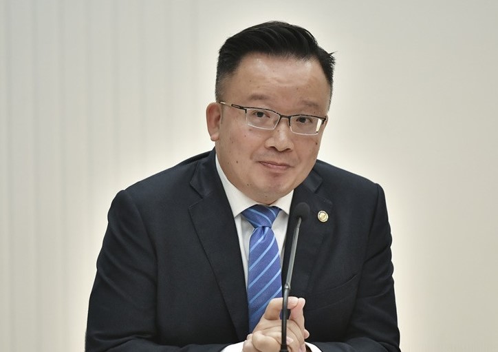 陳曉峰指自己作為中國人、作為律師，他感到無比自豪，他絕無保留地支持通過兩份工作報(bào)告。 資料圖片