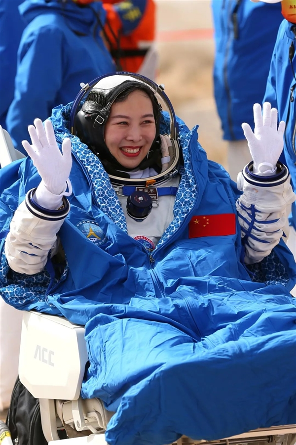 2022年4月16日，神舟十三號載人飛船返回艙在東風著陸場成功著陸，王亞平凱旋回歸。