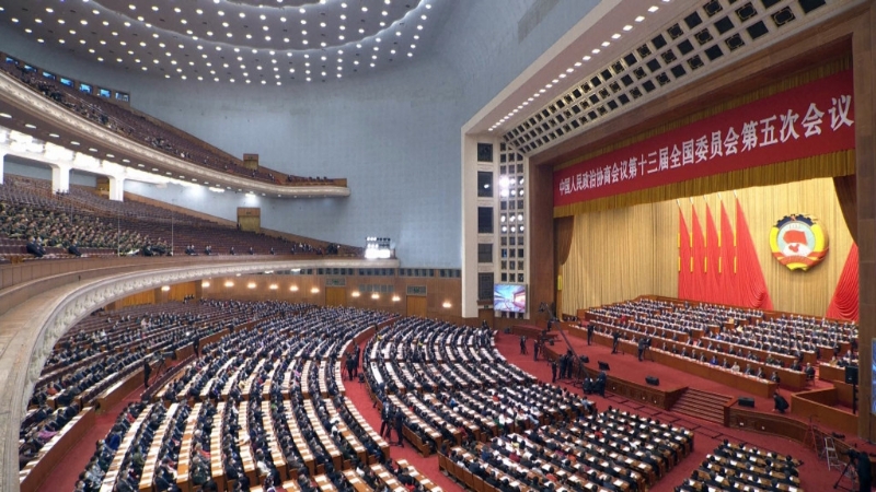 政協(xié)大會主席臺中央懸掛政協(xié)會徽。