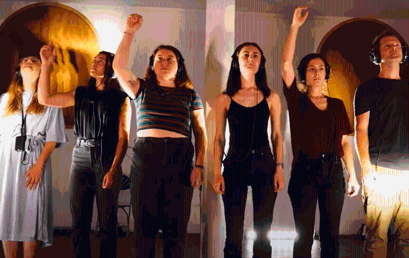 觀眾走到臺(tái)上，戴著耳機(jī)與舞者參與《第一步》的演出。