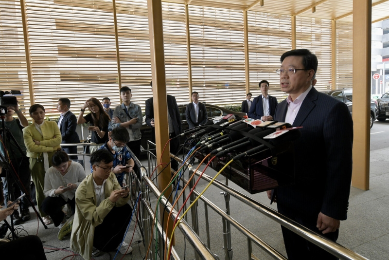 李家超出發(fā)前往北京。 梁譽(yù)東攝