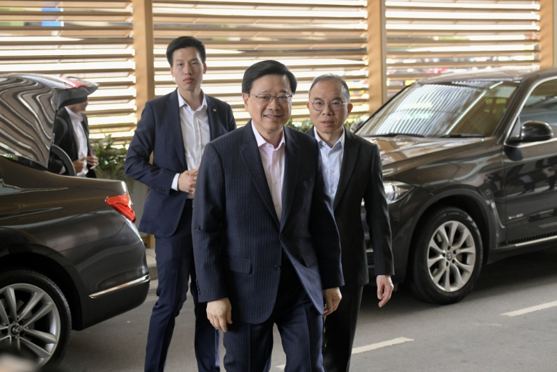 李家超出發(fā)前往北京。 梁譽(yù)東攝