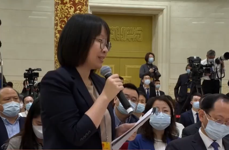 記者提問。