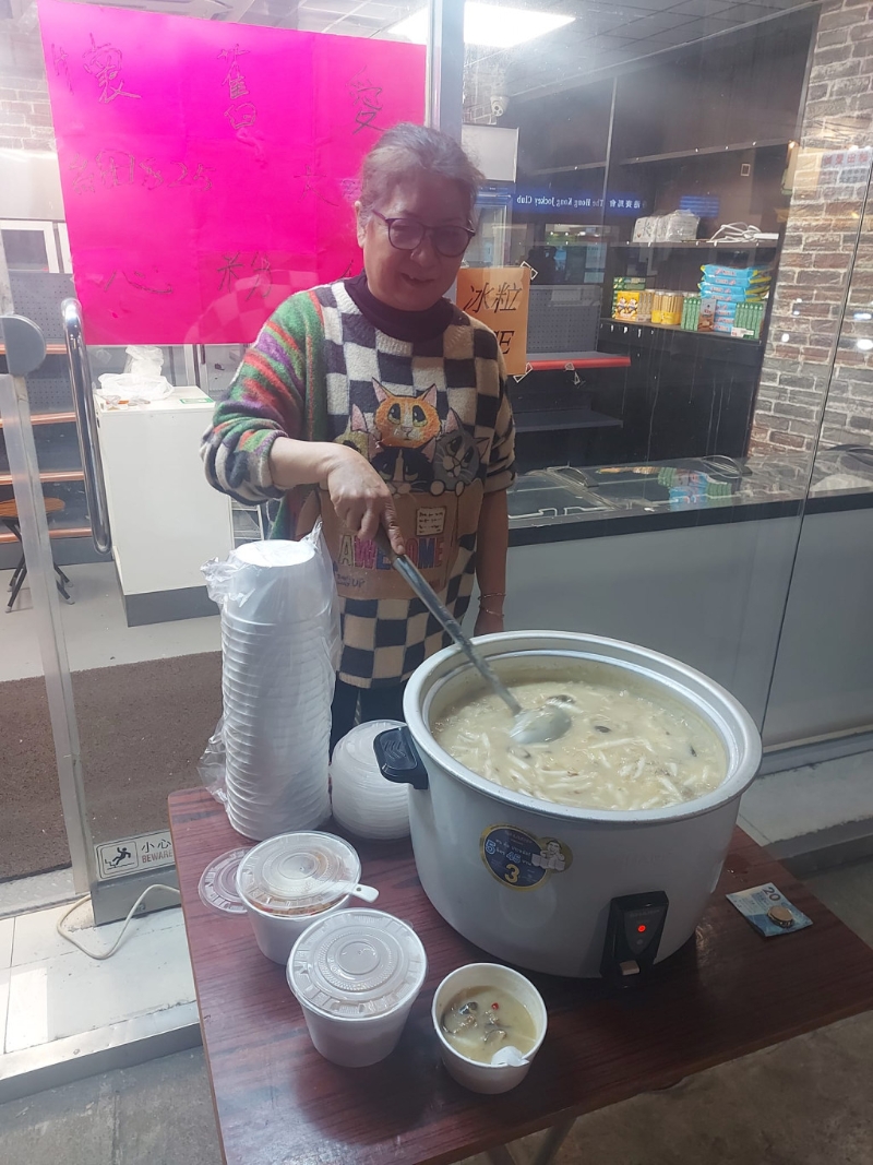 看到在枱上放有一大煲粉仔，細(xì)碗售價$25，大碗售價$35