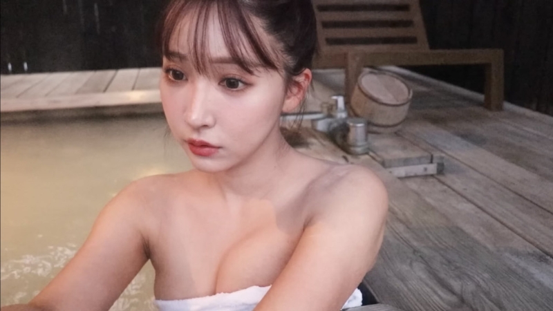 最近拍溫泉vlog，當(dāng)然全裸上陣。