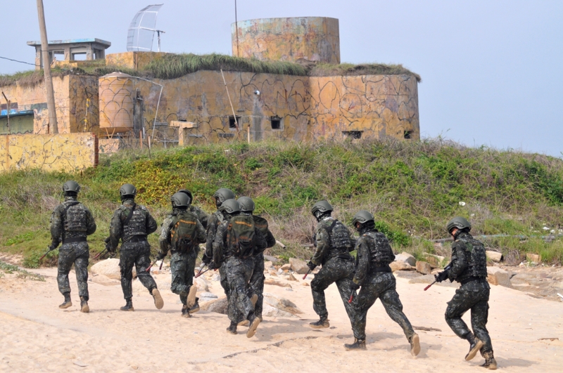 示意圖。圖為金防部兩棲偵察營進行敵後滲透、破壞操演。（資料照,李金生攝）