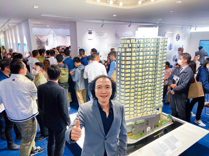 元朗雨后昨日首輪銷售即日售出逾110伙，圖中為星星地產(chǎn)陳文輝。