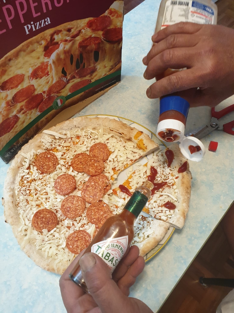 表面的芝士亦未有熱沒溶，仍是呈粒狀，只是自行添加茄汁及辣汁