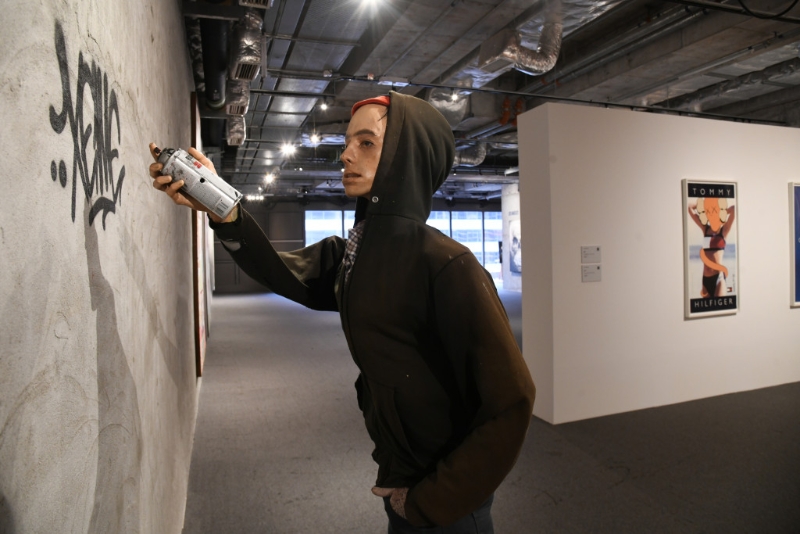 《City As Studio》現(xiàn)場有模擬藝術(shù)家在街頭快閃噴畫的一幕。