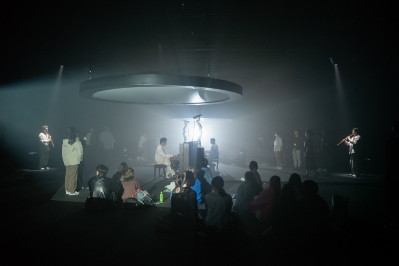 《超真實》的觀眾可走來走來，近觀遠(yuǎn)看，隨心拍照，或者隨著投射光影走動。